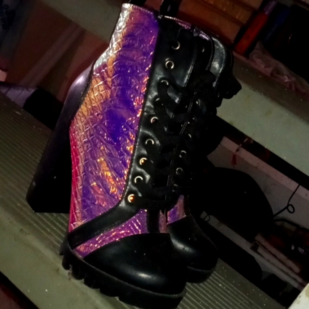 Holographic booties